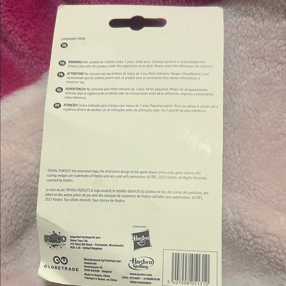 Hasbro Trivial Pursuit Family Edition Keychain Game - Blue and Yellow - Picture 3 of 3